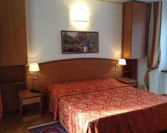 Hotel Saini - Stresa - Schlafzimmer
