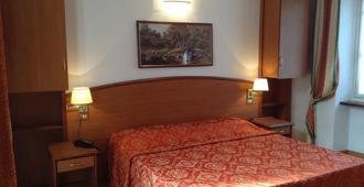 Hotel Saini - סטרסה - חדר שינה