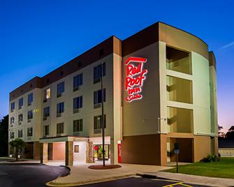 Red Roof Inn & Suites Fayetteville-Fort Bragg - Fayetteville - Building