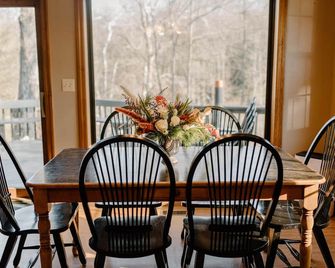 Bowie Cabin, Family Cabin with private hot tub + Gorge view - Logan - Salle à manger