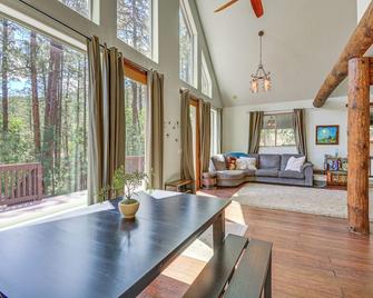 Peaceful Mayer Cabin with Deck 6 Mi to Mt Union! - Mayer - Living room