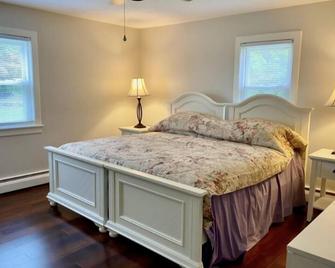 Charming 3 bedroom house in lovely Piney Point with WiFi, AC - Piney Point - Habitación