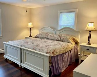Charming 3 bedroom house in lovely Piney Point with WiFi, AC - Piney Point - Habitación