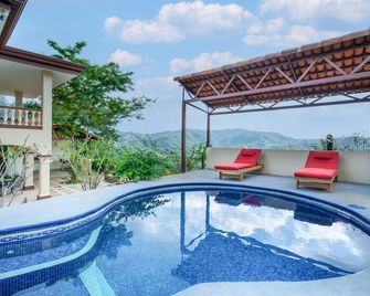 Lovely home near the beach with pool, balcony, mountain view, & full kitchen - Playa Hermosa - Piscina