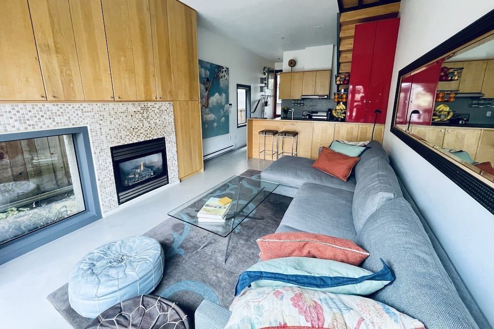 Family-friendly 3-bedroom modern home w/hot tub on park & 15 min to downtown! - ונקובר - סלון