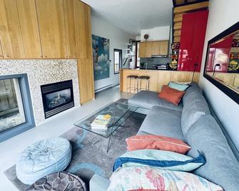 Family-friendly 3-bedroom modern home w/hot tub on park & 15 min to downtown! - Vancouver - Phòng khách