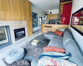 Family-friendly 3-bedroom modern home w/hot tub on park & 15 min to downtown! - ונקובר - סלון