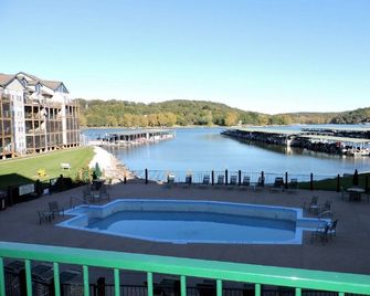 Cedar Glen, No steps, beautiful lake view, close to Ball Park and golf courses - Camdenton - Pool