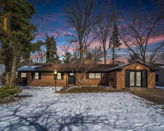 Spacious 3B in Royale Oak/Bham 3 Min to Beaumont - Beverly Hills - Building