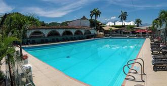 華美達布卡拉曼加酒店 - 吉隆 - 布卡拉曼加 - 游泳池