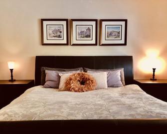 Chic 3 bedroom 1.5 bath upper bungalow walk to lake - Burlington - Bedroom