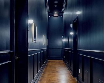 The Highliner Hotel - Gloucester - Flur