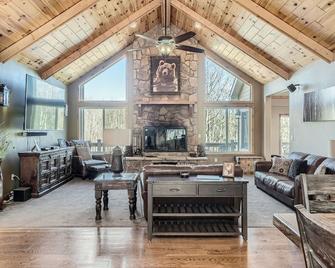 Large & Private Mountain Getaway 35 Mins to Breck - Fairplay - Living room
