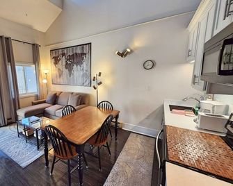 Kitchen, AC, deck, mountain/river view, pool, ski shuttle. LA308 by LRS - Lincoln - Dining room