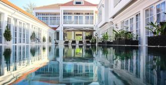 White Boutique Hotel & Residences - Ciudad de Sihanoukville - Piscina