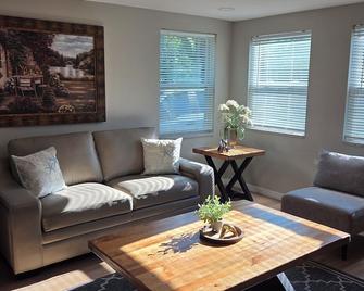 Sunshine Retreat - Zephyrhills - Wohnzimmer