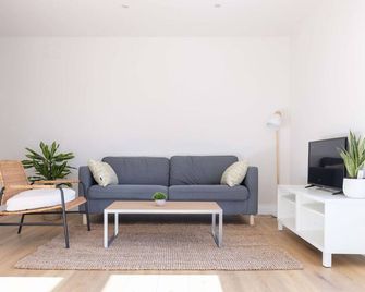 Martinenea -Luminosa vivienda by Egona - Zarautz - Wohnzimmer