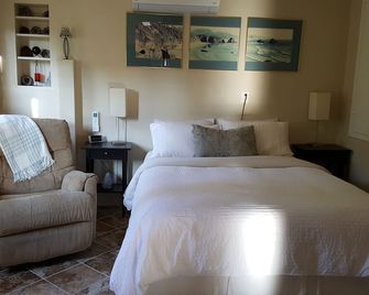 Spectacular 1-bedroom garden unit in hills of Glendale. - Glendale - Bedroom