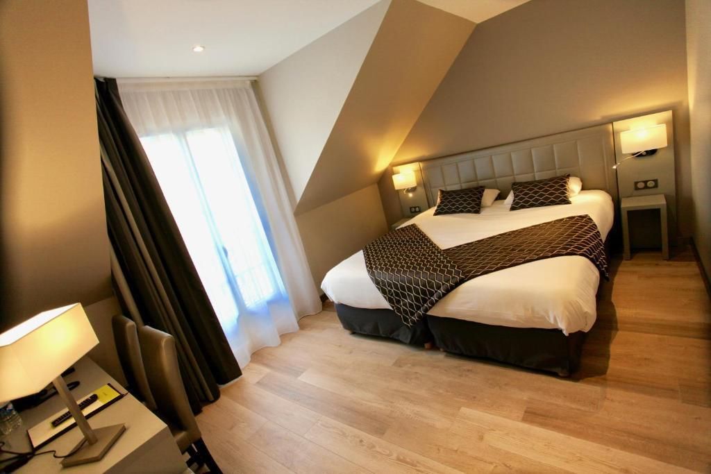 Logis Hotel Le Moulin De La Coudre - Venoy - Schlafzimmer