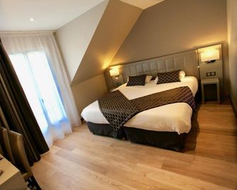 Logis Hotel Le Moulin De La Coudre - Venoy - Schlafzimmer