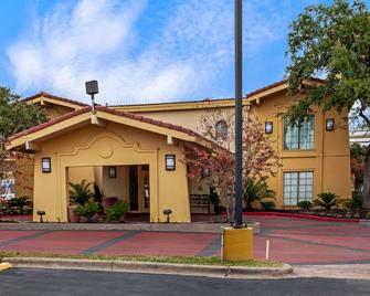 La Quinta Inn by Wyndham College Station - College Station - Building