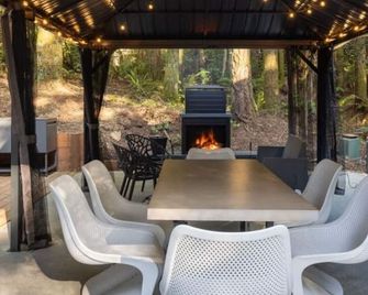 Hidden Dome Retreat in the Trees - Coos Bay - Binnenhof