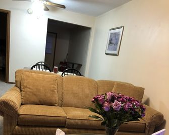 Carey Villa III Near Wc, Wec, And Downtown Wilmington - Wilmington - Wohnzimmer