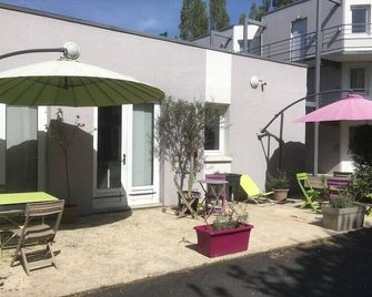 B Hotel Caen Mondeville - Mondeville - Patio