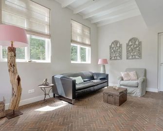 Holiday Home with a terrace at Bedafse Bergen - Uden - Wohnzimmer