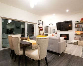 Hot Tub, 3 min to Resort, Fully Stocked Kitchen Complimentary Local Coffee - Revelstoke - Living room