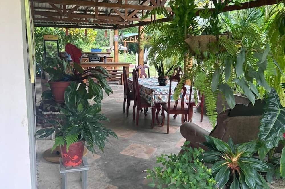 River Side Lodge - Horquetas - Innenhof
