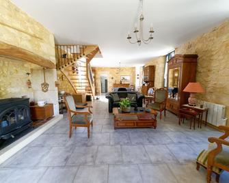Les Teyssiers, old stone house with swimming pool - Cénac-et-Saint-Julien - Sala de estar