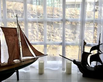 Mariners Cottage - Waters edge Fisherman's Cottage, Harbour & Sea Views & Free Dedicated Parking - Brixham - Living room