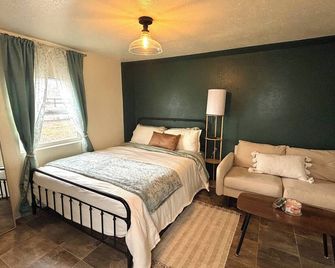 The Cozy Cottage on The River - Winnemucca - Bedroom