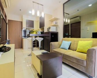 Luxurious and Comfy 2BR Cinere Bellevue Suites Apartment - Depok - Stue