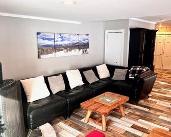 Walk to Lifts! 3 bed 3 bath Stunning End Unit with views @ base of Attitash. - Bartlett - Living room