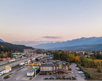 Holiday Inn Express Golden-Kicking Horse By IHG - Golden - Edifício