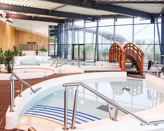 Authentic chalet with sea view, sleeps 4, all comforts - Gruissan - Piscine