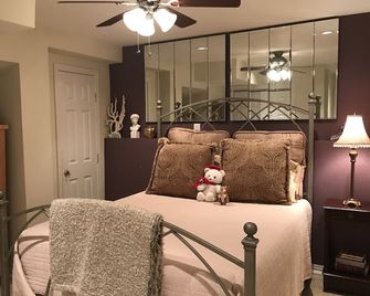 2 Steps SE of Dallas Waterfront 4 Bedroom 2 Bath Sleeps 12 2400 sq ft - Mabank - Bedroom