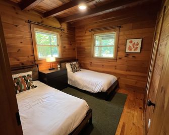 Kona's Cozy Cabin — King Bed, Fireplace, Pet Friendly, Near Hiking and Wineries - Winchester - Bedroom