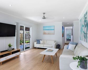 Whitsunday Palms by HamoRent - Airlie Beach - Living room
