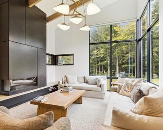 Streamside Lodge: 4 br, fireplace, sauna, game room, summer pool - Stowe - Living room