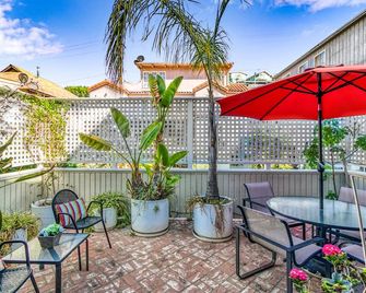 242mar 242 Marilla - Avalon - Innenhof