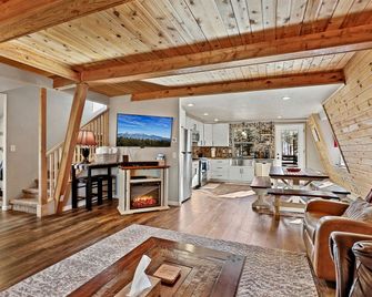 Amazing Views Central Ac 5 Ac Of Privacy Lawn Games And Hot Tub - Flagstaff - Living room