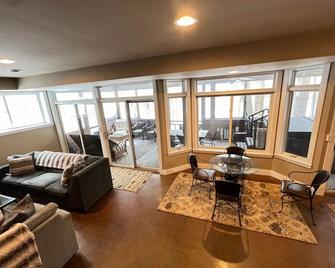 Woodshores Retreat - cozy retreat, hot tub, Lk MI - Coloma - Living room