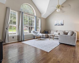 Charming family home with king bed - private pool - fast wifi - ARCADE - Mansfield - Living room