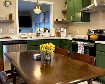 Tranquil Mid-Century on Meadow: Joyfully and passionately created to enjoy. - Jacksonville - Kitchen