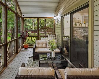 Frolic on Fern by Avantstay Enclosed Deck w/ Forest Views, Bar - Blakeslee - Balkon