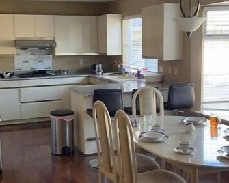 Private very bright room E on the top floor with ensuite bathroom , air con. - Vancouver - Kitchen