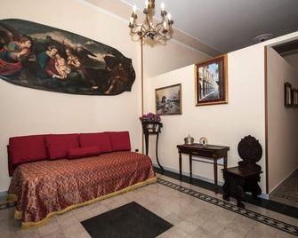 In Piazza Grande Casa Vacanze - Cava de' Tirreni - Wohnzimmer